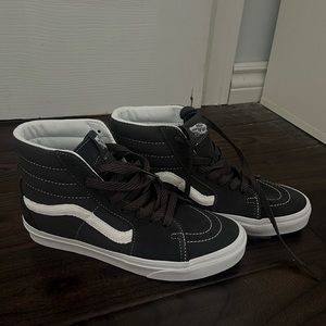 BRAND NEW NEVER WORN Hightop Vans (Women’s 8)